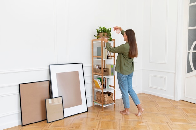 Planta de riego de mujer de tiro completo