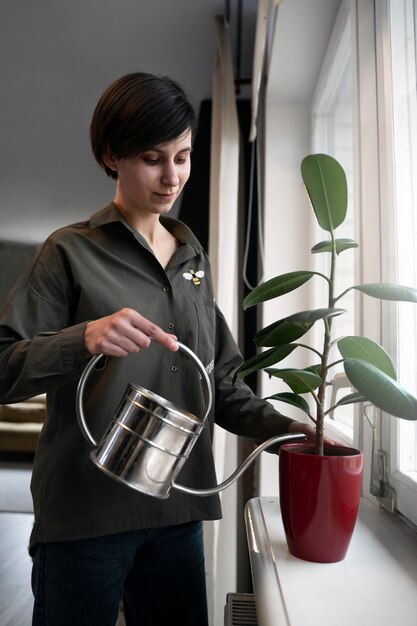 Planta de riego de mujer de tiro medio