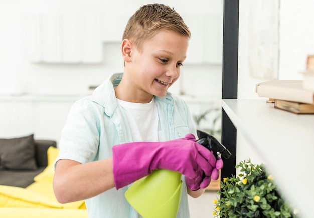 Planta de riego de niño sonriente