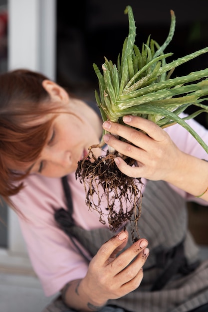 Planta de trasplante de mujer joven de alto ángulo