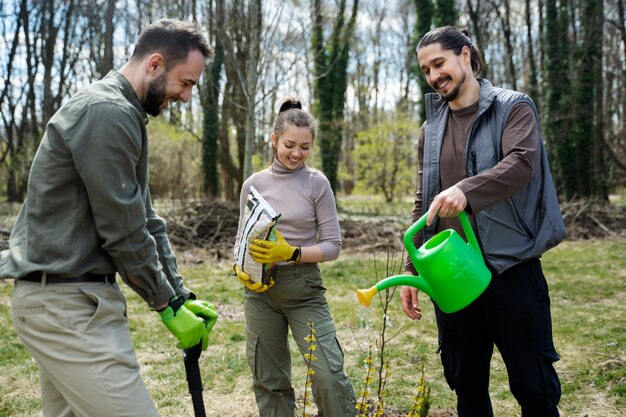 Plantación de árboles como parte del proceso de reforestación