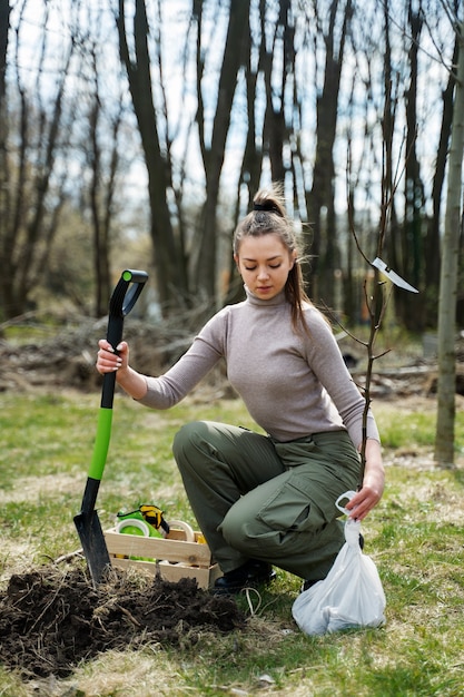 Plantación de árboles como parte del proceso de reforestación