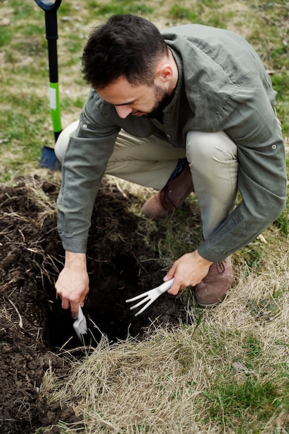 Foto gratuita plantación de árboles como parte del proceso de reforestación