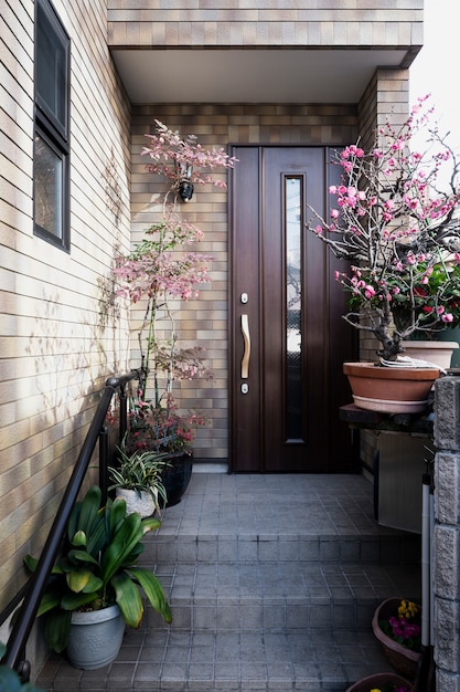 Plantas y edificio japonés de entrada de la casa