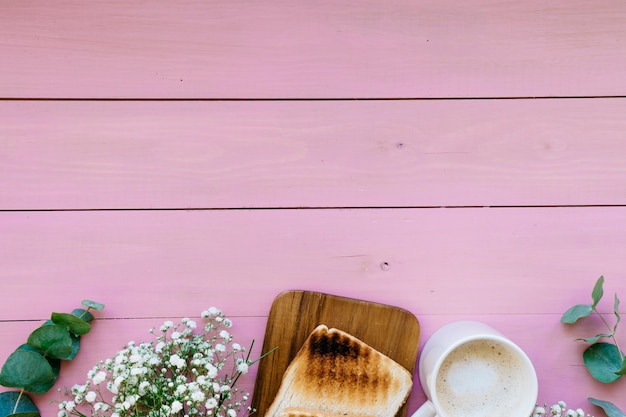 Foto gratuita plantas, pan, taza de café y espacio para copiar