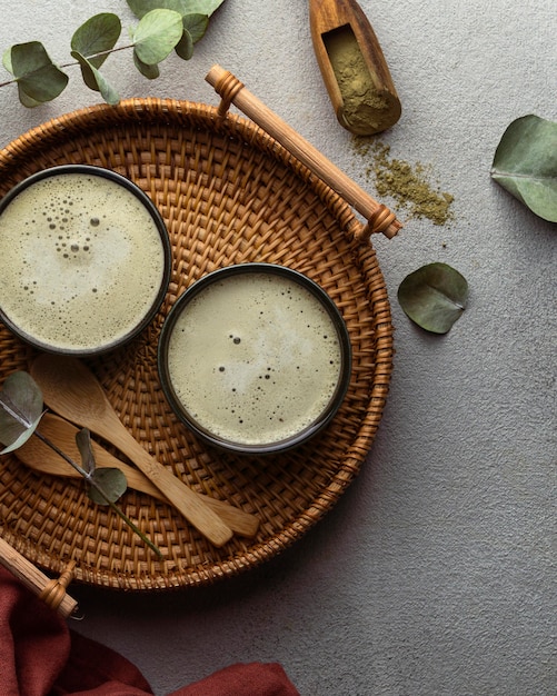 Foto gratuita plantas y tazas de té de vista superior