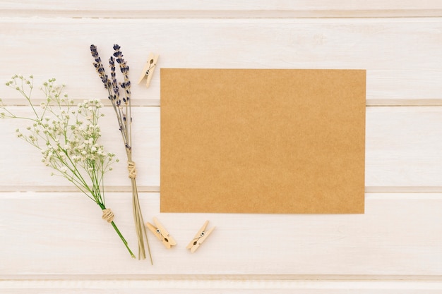 Foto gratuita plantilla para bodas con flores y pinzas de la ropa