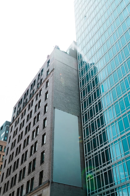 Foto gratuita plantilla de cartelera grande en edificio en ciudad