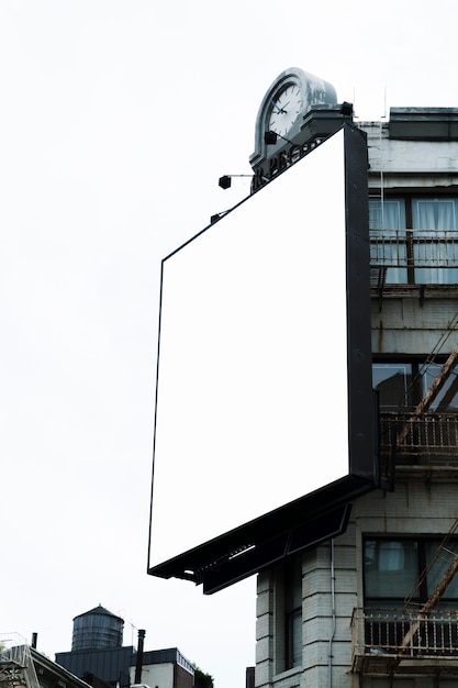 Foto gratuita plantilla de cartelera grande en edificio en ciudad