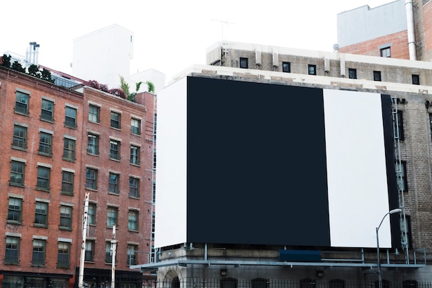 Foto gratuita plantilla de cartelera grande en edificio en ciudad