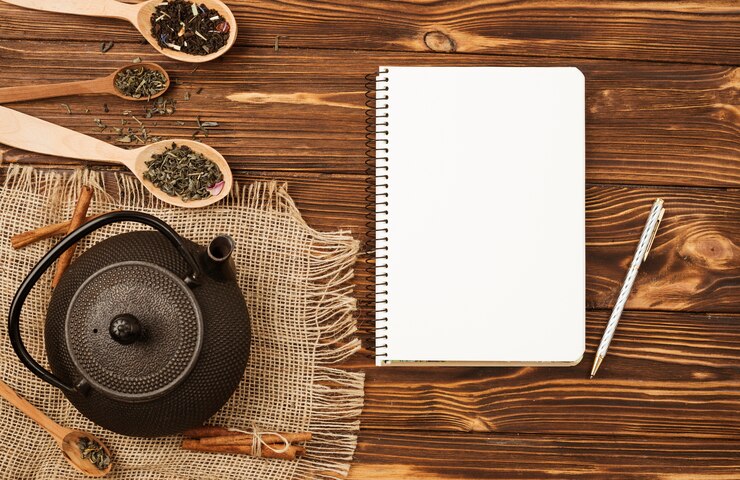 Foto gratuito plantilla de libreta en flat lay con concepto de té