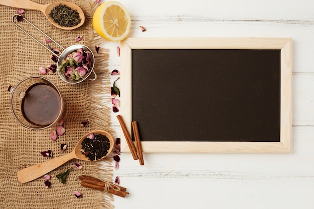 Foto gratuita plantilla de pizarra en flat lay con concepto de té