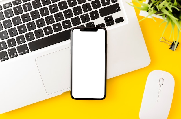 Plantilla de smartphone en vista superior encima de espacio de trabajo