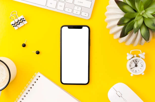 Plantilla de smartphone en vista superior encima de espacio de trabajo