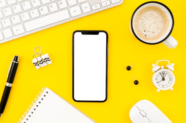 Plantilla de smartphone en vista superior encima de espacio de trabajo