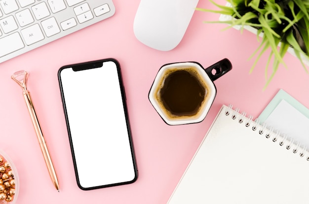 Plantilla de smartphone en vista superior encima de espacio de trabajo