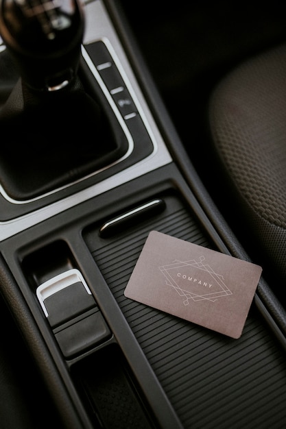 Foto gratuita plantilla de tarjeta de visita marrón en blanco en un centro del espacio de la consola del automóvil