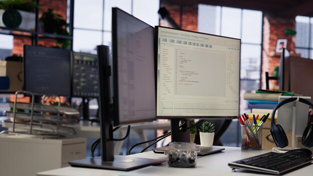Plataforma de codificación en pantallas de PC en la oficina vacía de una startup de Silicon Valley