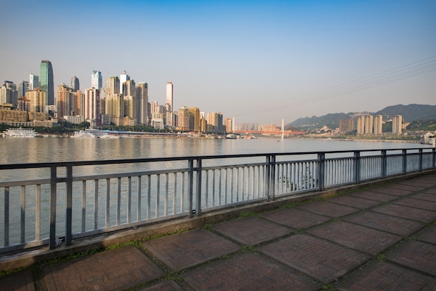 plataforma de mármol frente al horizonte de la ciudad