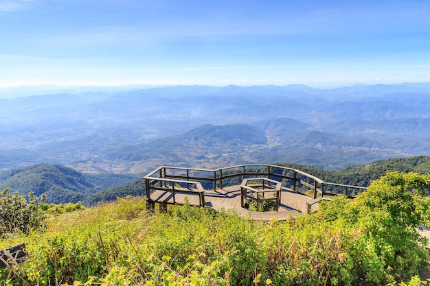 Plataforma de observación del paisaje en el sendero natural Kew Mae Pan Parque Nacional Doi Inthanon Chiang Mai Tailandia