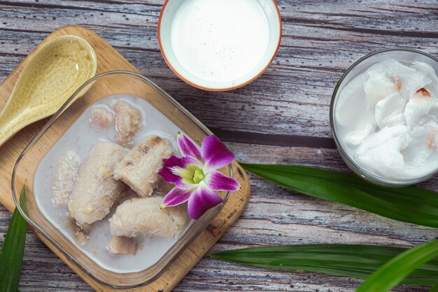 Plátano en leche de coco, postres tailandeses tradicionales asiáticos, postres tailandeses.