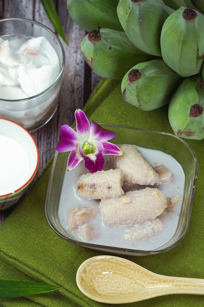 Plátano en leche de coco, postres tailandeses tradicionales asiáticos, postres tailandeses.