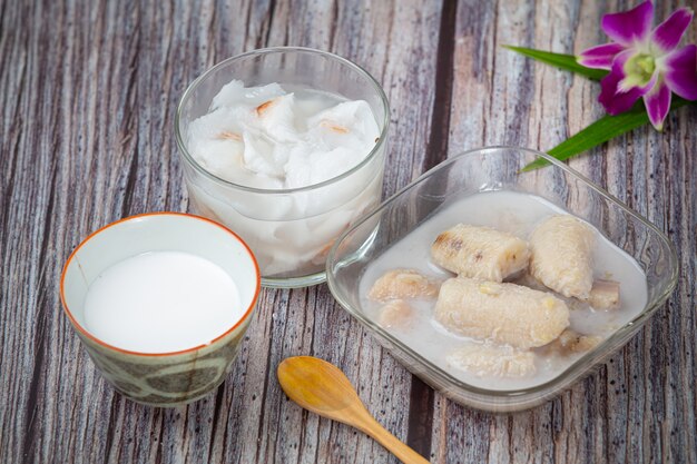 Plátano en leche de coco, postres tailandeses tradicionales asiáticos, postres tailandeses.