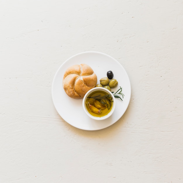 Foto gratuita plato con aceitunas y aceite de panadería