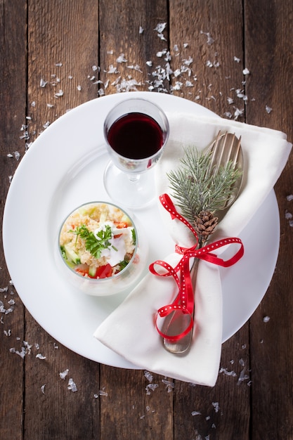 Plato adornado con vino y cuenco de cristal de arroz