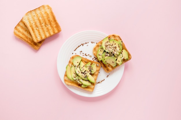 Plato con aguacate sobre tostadas