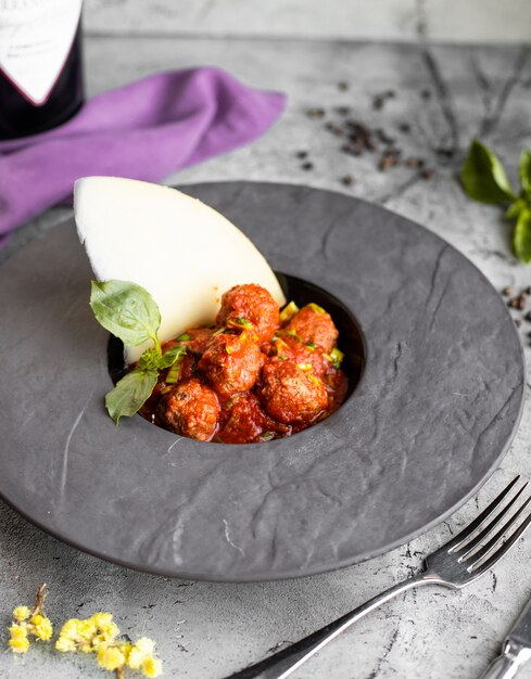 Plato de albóndigas cocinadas en salsa de tomate