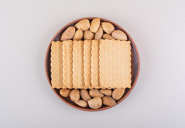 Plato de almendras y galletas orgánicas sin cáscara