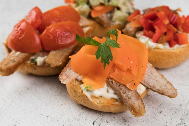 Plato alto ángulo con deliciosas bruschettas en la mesa