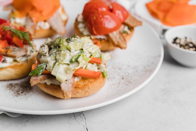 Foto gratuita plato alto ángulo con deliciosas bruschettas