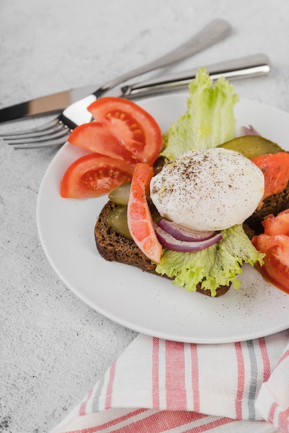 Plato alto ángulo con delicioso desayuno