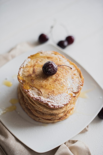 Foto gratuita plato alto ángulo con pila de panqueques