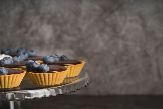 Foto gratuita plato alto ángulo con postre dulce