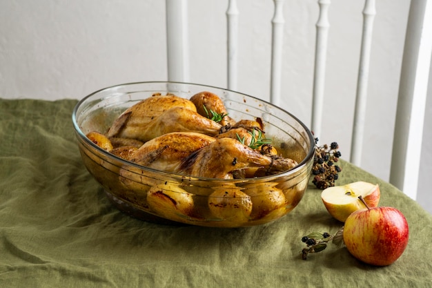 Foto gratuita plato alto de pollo y patatas