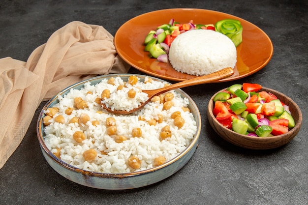 Foto gratuita plato de arroz casero y ensalada saludable