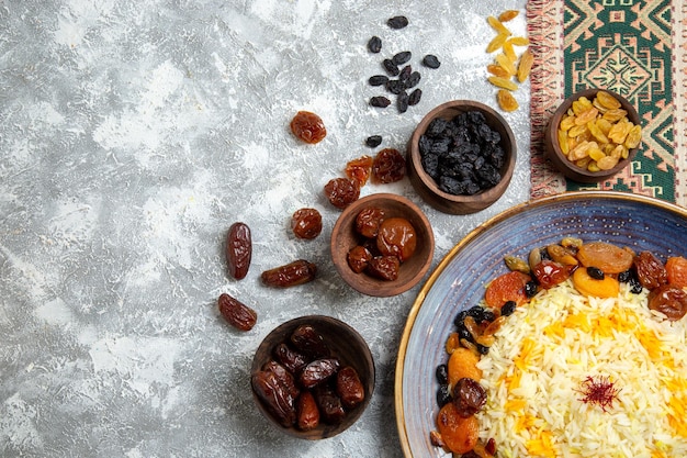 Plato de arroz cocido shakh plov de vista superior con pasas dentro de la placa en el espacio en blanco