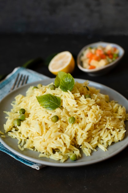 Plato de arroz indio de comida exótica