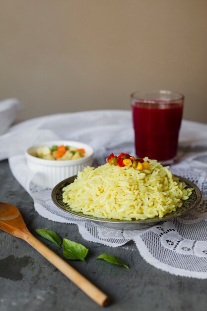 Plato de arroz indio de comida sabrosa