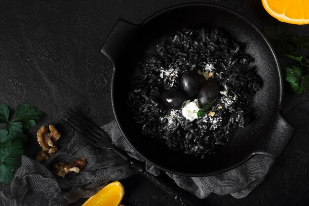 Plato de arroz negro y nueces