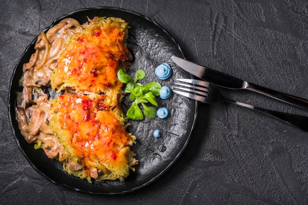 Plato de arroz con salsa y champiñones