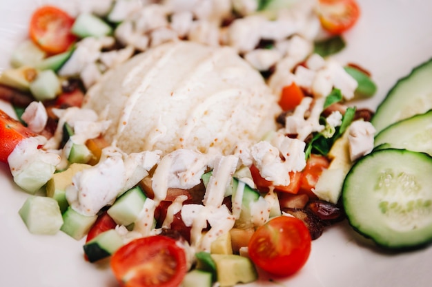 Plato con arroz con tomates y pepino