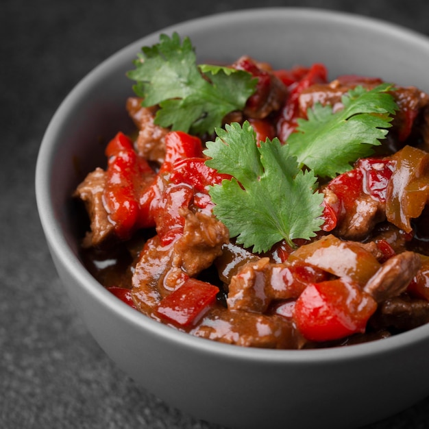 Foto gratuita plato asiático preparado tradicionalmente con verduras y carne