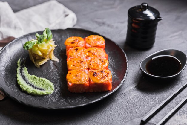 Plato asiático con wasabi y salsa de soja