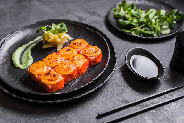 Plato asiático con wasabi y salsa de soja