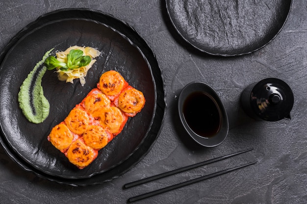 Plato asiático con wasabi y salsa de soja