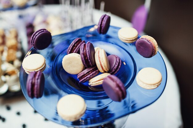 Plato azul con macarrones servido